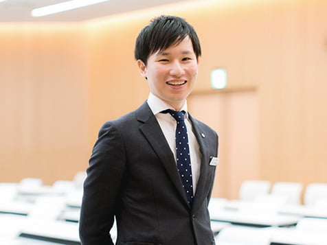interview img04 - 大阪商工信用金庫の社員スタッフ制服写真画像動画まとめ・スーツで働く様子・評判口コミ・服装規定等・2022年女性制服廃止